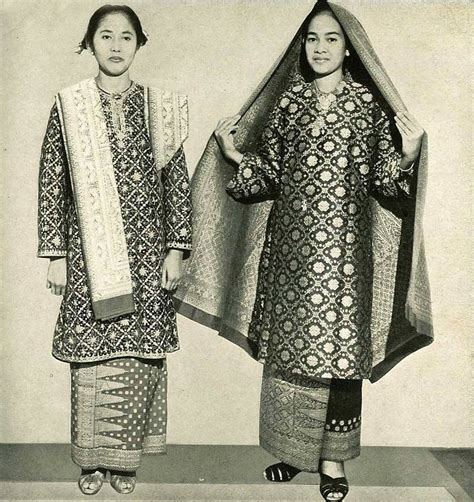 memakai kain songket melayu wanita dalchaebi