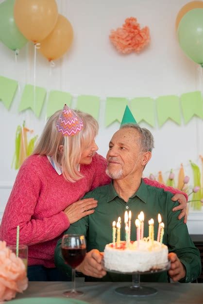 Ltere Menschen Feiern Ihren Geburtstag Kostenlose Foto