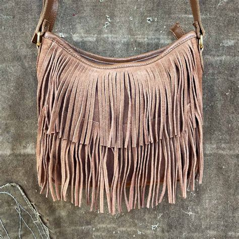 BOLSA TRANSVERSAL BOHO COURO CAMURÇA E FRANJA MARROM CLARO BOLSAS BOHO