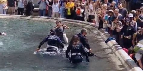 Rom Schweizer Springt In Den Trevi Brunnen Euro Busse