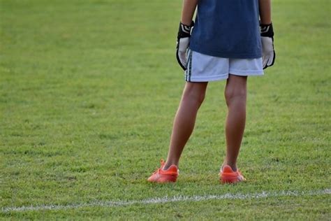 Imagem gratuita criança na defensiva jogador de futebol futebol