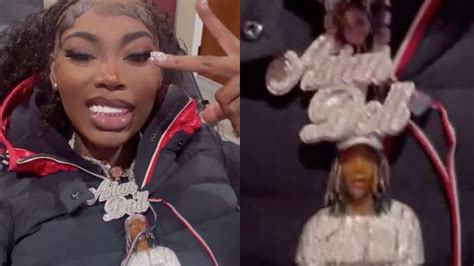 Asian Doll Shows Off Vvs King Von Chain Youtube