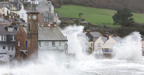 UK flooding: Towns under water as Met Office extends urgent warning | Weather | News | Express.co.uk