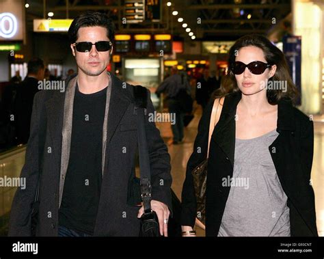 Angelina Jolie And Brad Pitt Heathrow Airport Stock Photo Alamy