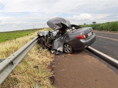 Colisão entre carro e caminhão mata 1 pessoa e deixa 2 feridas na BR