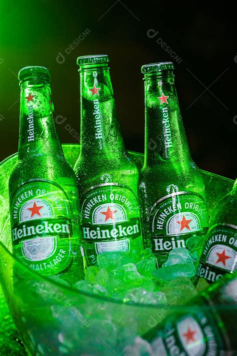 O prazer da cerveja gelada o balde de Heineken é garantia de