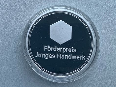 Hannes Aufderheide erhält den Förderpreis Junges Handwerk im Kreis