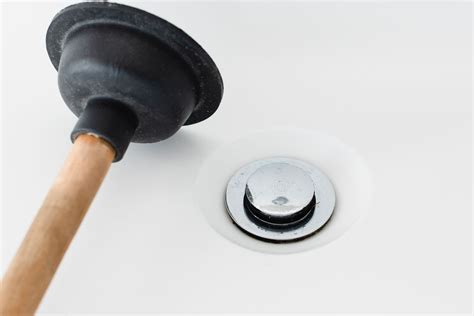 How to Unclog a Bathtub Drain With a Plunger