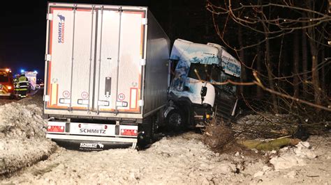 Holzkirchen Bayern M Glicherweise Sekundenschlaf Schwerer Lkw Unfall