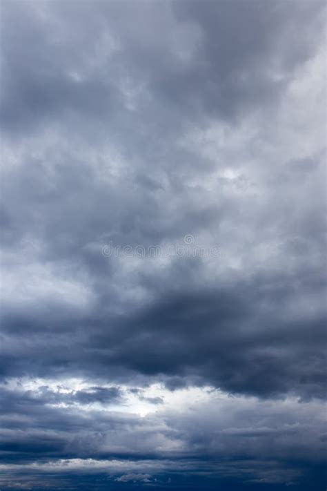 Nubes Negras En El Cielo Como El Fondo Imagen De Archivo Imagen De