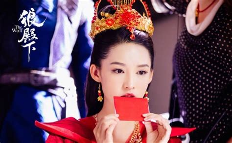 7位女星「紅色嫁衣」古裝！李沁《請君》美翻，白鹿《周生如故》虐到難忘，熱巴經典！