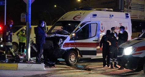 Hasta taşıyan ambulans ve otomobil çarpıştı 7 yaralı İhlas Haber Ajansı