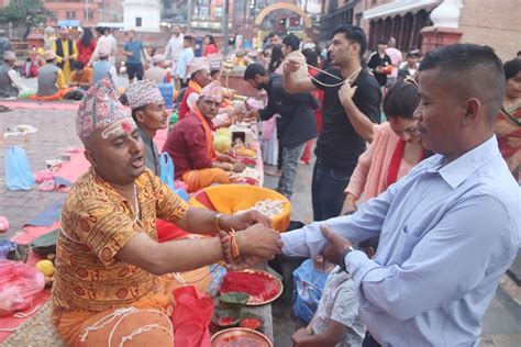 आज रक्षा बन्धन किन जनै फेर्ने र तागो बाँध्ने गरिन्छ Hamro Sambad