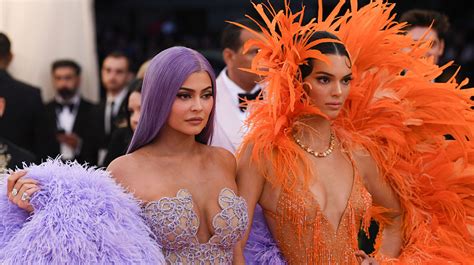 Kendall Jenner Mocks Sister Kylie In New Kuwtk Clip J 14