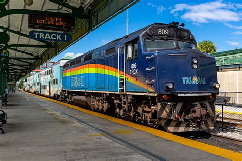 Tri Rail F40 A Tri Rail F40 Is Stopped At The Magnolia Sta Flickr