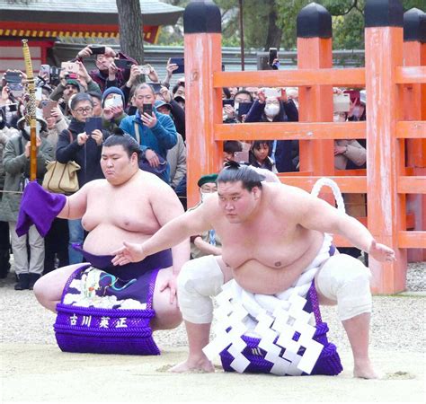 住吉大社で奉納土俵入りを行う照ノ富士。左は太刀持ちの熱海富士 ― スポニチ Sponichi Annex スポーツ