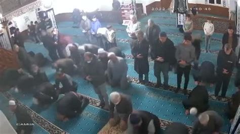 Son Dakika Haber Camide Namaz K Lan Ki Inin Kalp Krizi Ge Irme An