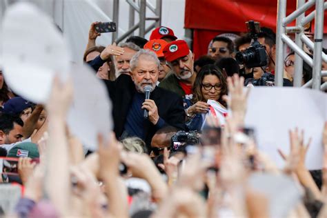 Lula Deixa Carceragem Da Pf Em Curitiba