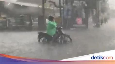 Sejumlah Kawasan Di Kota Malang Banjir Saat Diguyur Hujan Deras