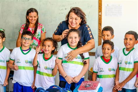 Prefeita Cacilda Andrade Acompanha Entrega De Fardamentos Escolares