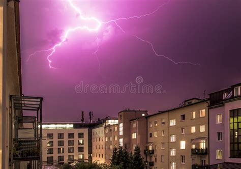 Tempestad De Truenos En La Noche Rel Mpago En El Cielo Coloreado