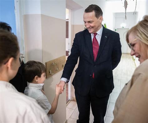 Minister Spraw Zagranicznych Rados Aw Sikorski Przekaza Darowizn W