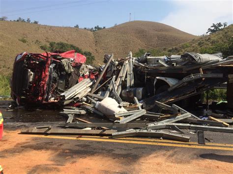 R Dio Acesa Fm Vr Acidente Deixa Pelo Menos Dois Mortos Na Br Em