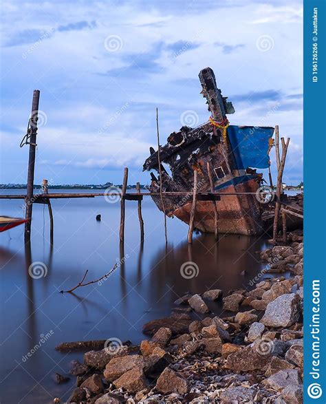 El Naufragio De Un Barco Pesquero En La Costa Foto De Archivo Imagen