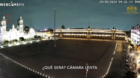 MÉXICO Ser volador ronda el Zócalo el Popocatépetl arroja