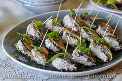 Грузинская закуска «дольки» из жареных баклажанов с орехами. Рецепт с фото