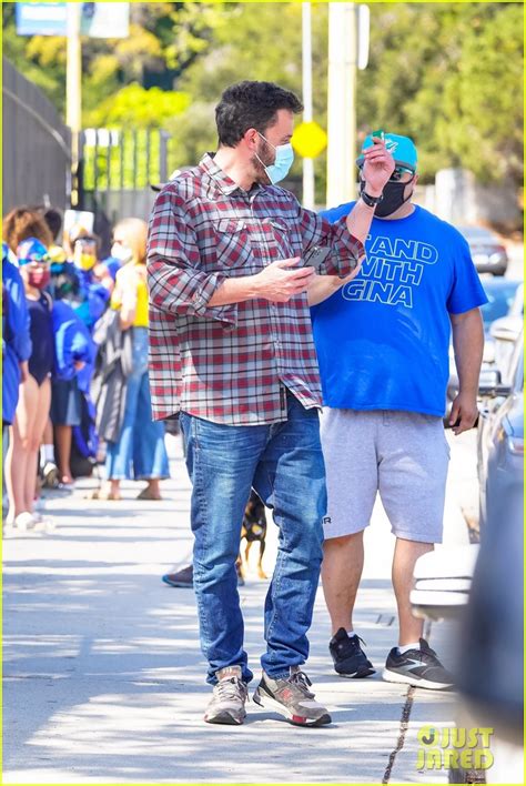 Ben Affleck Signs Giant 'Gone Girl' Poster While Out in LA: Photo ...