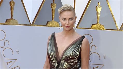 La ridícula y burda censura de la TV iraní al vestido de Charlize