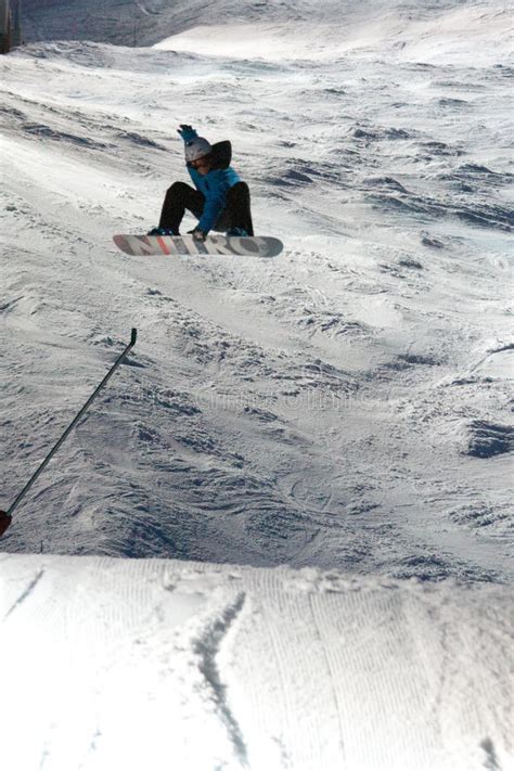 Competencia Nocturna Del Salto Del Snowboard Imagen De Archivo