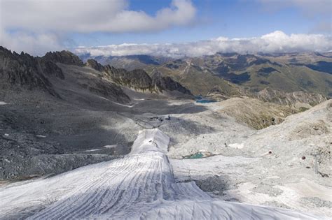 Sul Ghiacciaio Presena La Coperta Che Salva La Neve La Repubblica