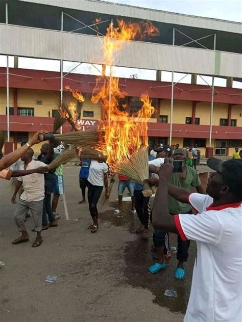 Photos Benue Youths Wash The Ground As Buhari Leaves Makurdi Burn