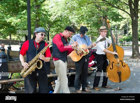 Buskers in Central Park, New York City, USA Stock Photo - Alamy