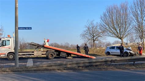 Auto und Postfahrzeug in Unfall auf Geraer Stadtring Süd Ost verwickelt