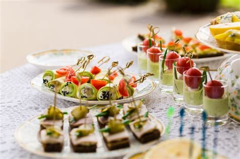 Deliciosos bocadillos en la mesa de la recepción de la boda en el