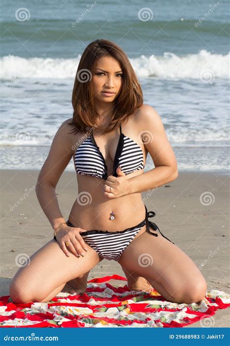 Femme Sexy Dans Le Bikini Sur La Plage Image Stock Image Du Brun