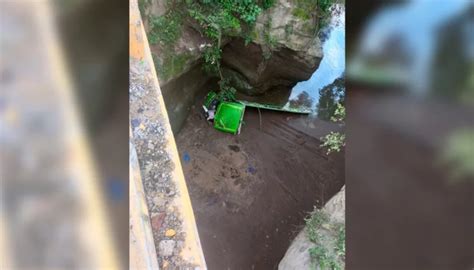 Tragedia en Puente La Negra camión se embarranca dejando un muerto y