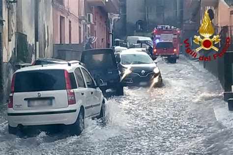 Il Maltempo Si Abbatte Sull Italia Strade Allagate E Auto Trascinate