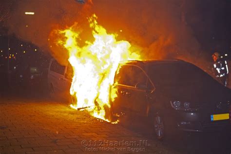 Kerstbomen Tussen Twee Autos In De Brand Gestoken Autos Uitgebrand