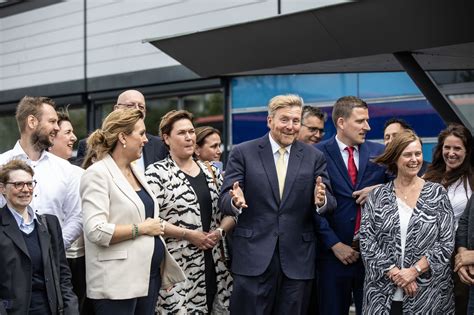 Koning Willem Alexander Bezoekt Onderhoudsbedrijf NS Blauw Bloed