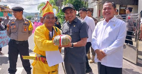 Ketua Dprd Kotabaru Terima Waluh Dan Tapai Dari Pengunjuk Rasa