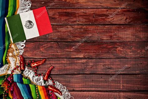 Antecedentes Bandera Mexicana Sobre Fondo De Madera — Foto De Stock 42869647 © Sjlocke