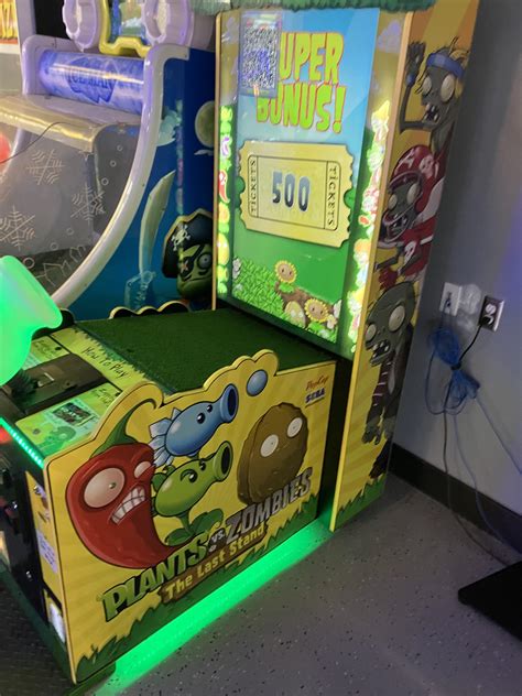I found this masterpiece at an arcade yesterday : r/PlantsVSZombies