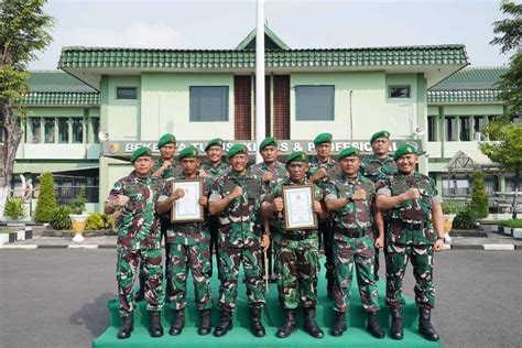 Bekerja Melebihi Panggilan Tugas Dua Prajurit Menerima Penghargaan