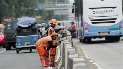 Pengecatan Trotoar Pembatas Jalan