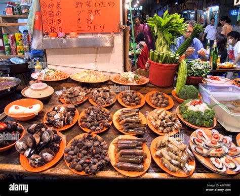 China Hong Kong Yau Ma Tei Temple street night market street vendor ...