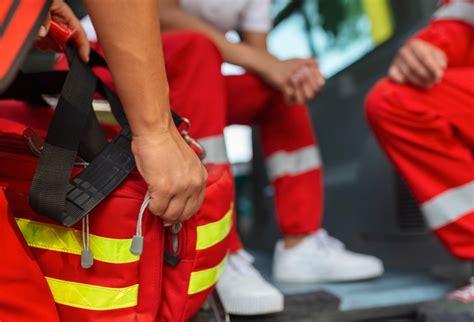 81 letnia kobieta z raną głowy znaleziona na parkingu w Strzelcach